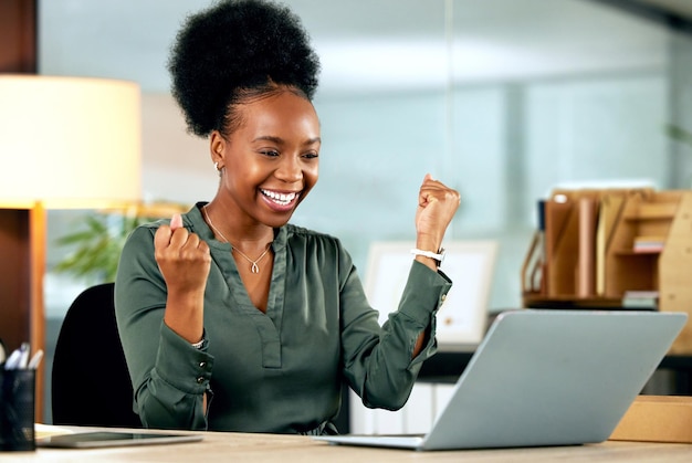 Geschäftsfeier und schwarze Frau mit Erfolg am Laptop oder Arbeitsleistungsförderung oder Bonus. Geschäftsfrau aufgeregt und Mitarbeiter feiern Glück im Büro oder am Arbeitsplatz