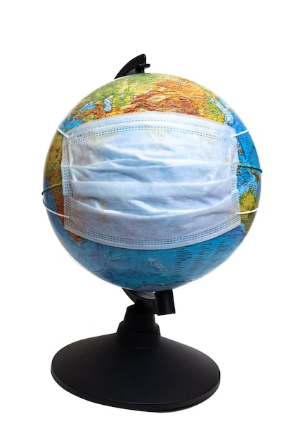 Foto globus in medizinischer schutzmaske isoliert auf weißem hintergrund
