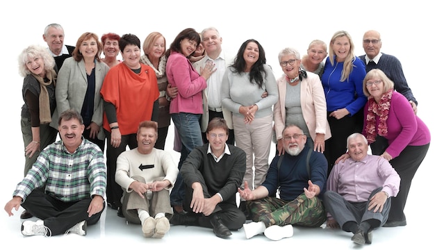 Gruppe glücklicher älterer Menschen, die isoliert vor einem weißen Hintergrund stehen und sitzen