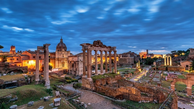 Hermosa vista del Foro Romano bajo el hermoso cielo en Roma Italia
