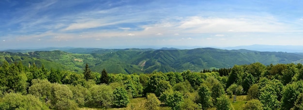 Foto hermosos paisajes en las montañas en verano república checa los cárpatos blancos europa