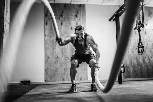 Foto hombre con cuerda en entrenamiento funcional