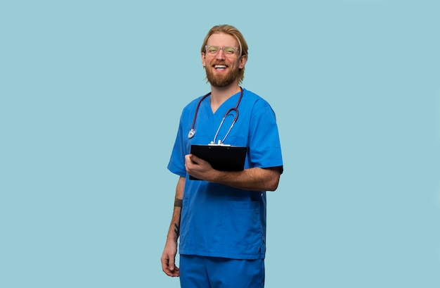 Foto homem de tiro médio trabalhando como médico