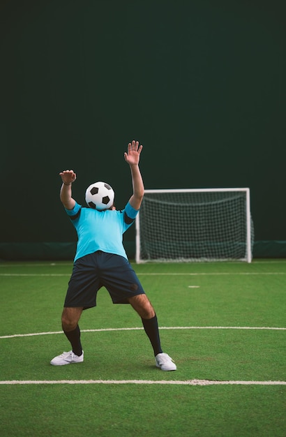 Foto imagen cinematográfica de un jugador de fútbol de estilo libre haciendo trucos con la pelota