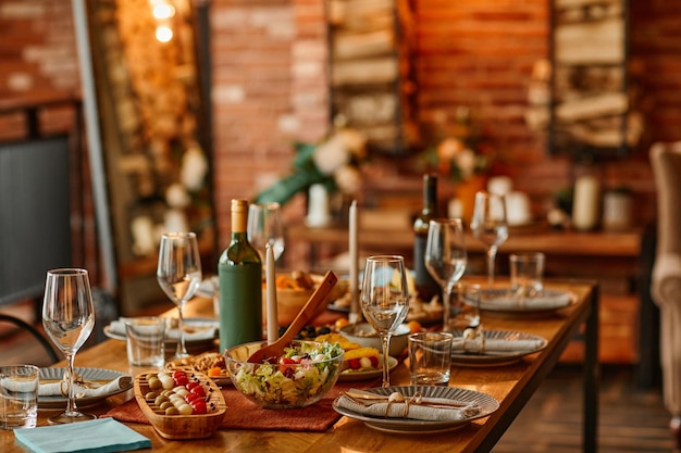 Imagen de fondo en tonos cálidos de una mesa de madera con platos para una acogedora fiesta en la cabaña