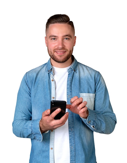 Foto jovem com smartphone nas mãos sorrindo isolado sobre fundo branco