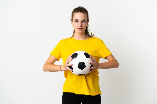 Foto joven mujer caucásica aislada en blanco con balón de fútbol