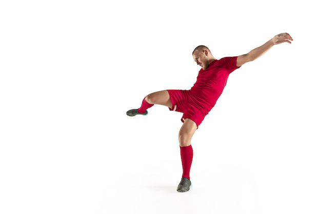 Foto jugador de fútbol de fútbol profesional en movimiento aislado sobre fondo blanco de estudio