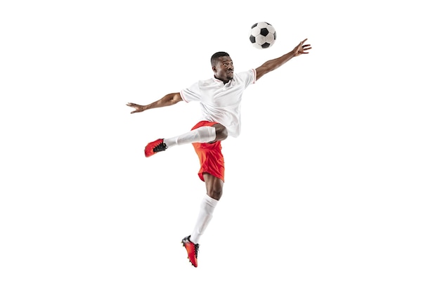 Foto jugador de fútbol profesional de fútbol americano africano en movimiento aislado sobre fondo blanco de estudio. colocar al hombre que salta en acción, salto, movimiento en el juego.