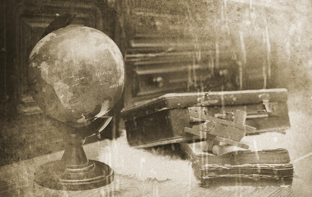 Foto komposition auf einem vintage-globus aus holzboden mit altem lederkoffer mit gegenständen für die reise