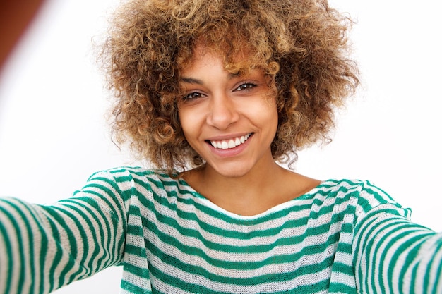 Foto linda jovem afro-americana tirando selfie