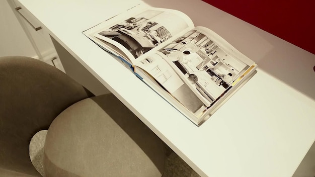Foto un libro abierto a una página que dice la palabra en el lado