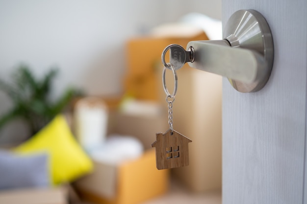 Foto la llave de la casa para desbloquear una casa nueva está conectada a la puerta.