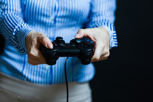 Foto mãos femininas com um gamepad. isolado em fundo preto