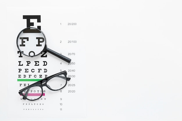 Mesa de alfabeto con lupa y gafas