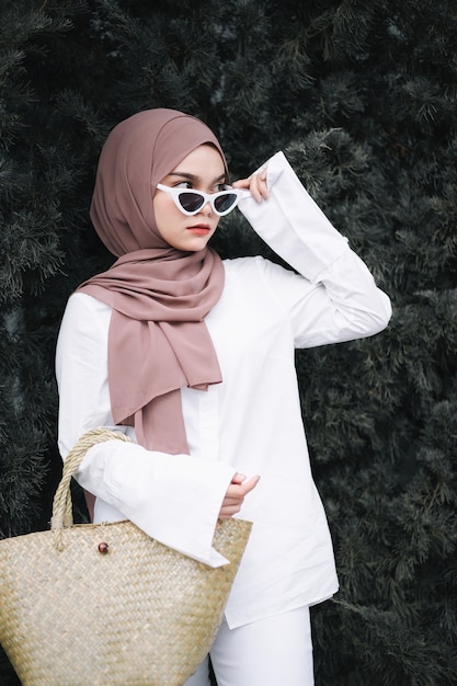 Moda mujer musulmana con hijab y gafas de sol