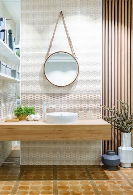 Foto moderna casa de banho de madeira com espelho, sanita, armário e pia