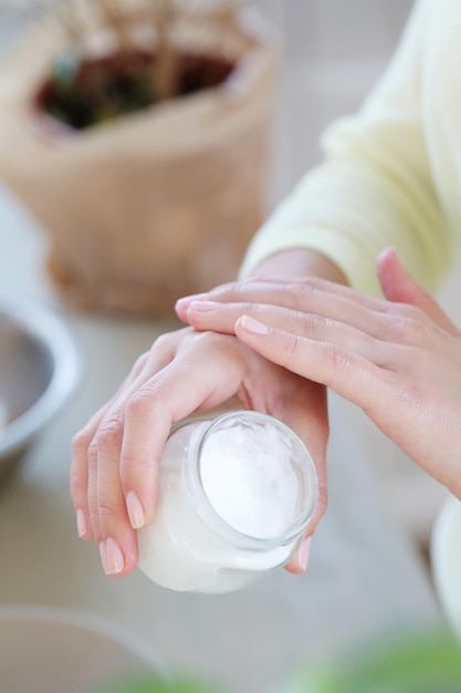 Mujer aplicando crema para las manos