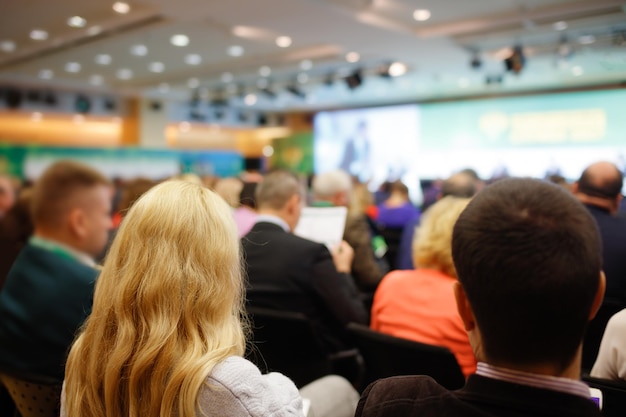 Foto mujer de negocios y gente escuchando en la imagen horizontal de la conferencia