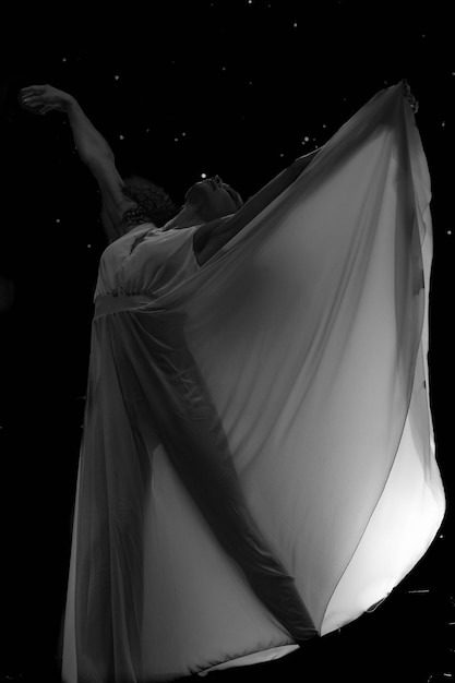 Foto mulher com os braços estendidos dançando à noite