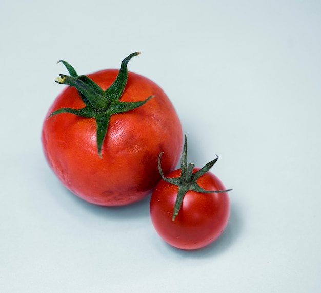 Natürliche Tomaten auf Hintergrund isoliert