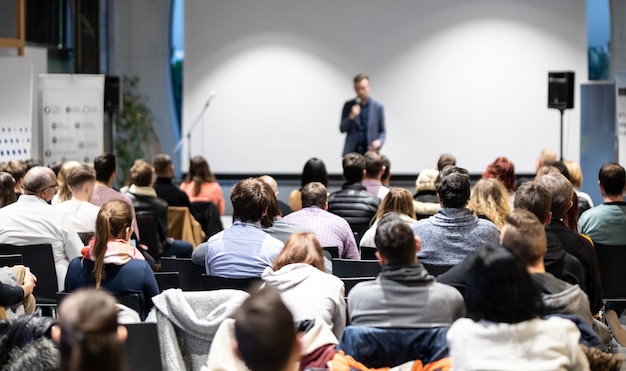 Foto orador dando una charla en la sala de conferencias en la audiencia de eventos de negocios en la sala de conferencias