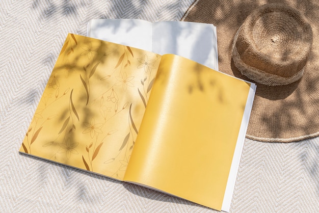 Foto páginas de revista lectura de verano con espacio de diseño.