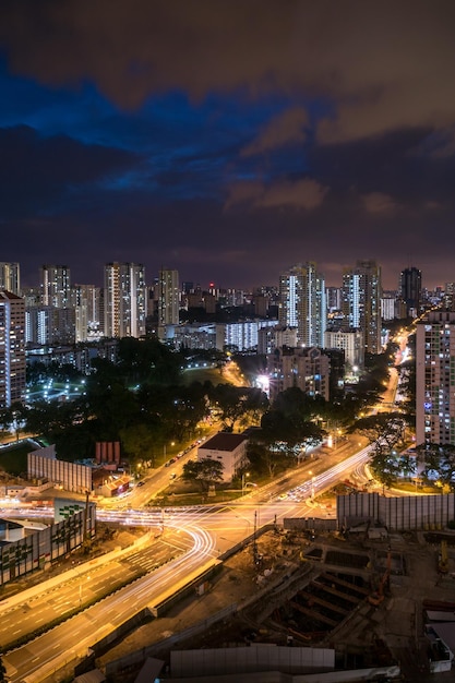 Foto paisagem urbana iluminada à noite