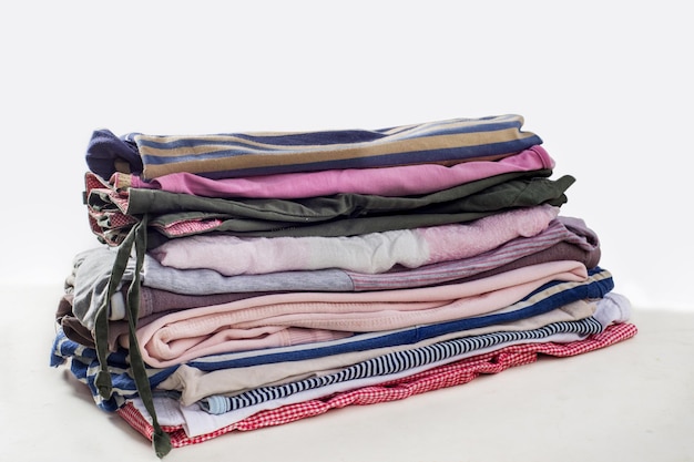 Foto pila de ropa usada organizar el guardarropa concepto de vida sostenible clasificar de segunda mano para reciclar