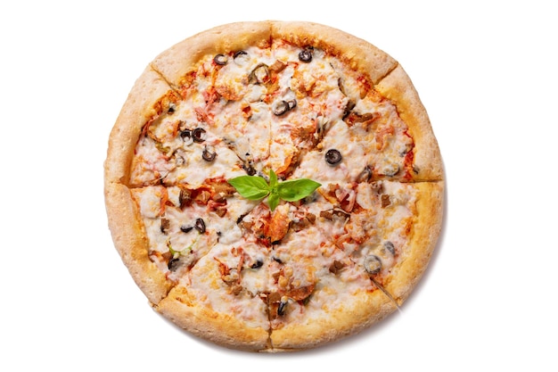 Pizza con queso mozzarella jamón verduras y pepperoni aislado sobre fondo blanco.