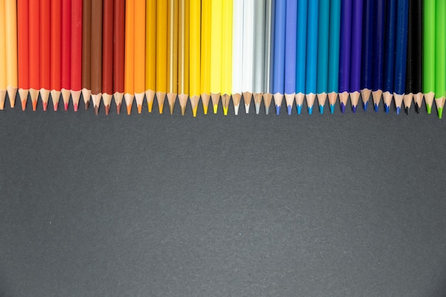 Foto primer plano de lápices de colores contra un fondo blanco