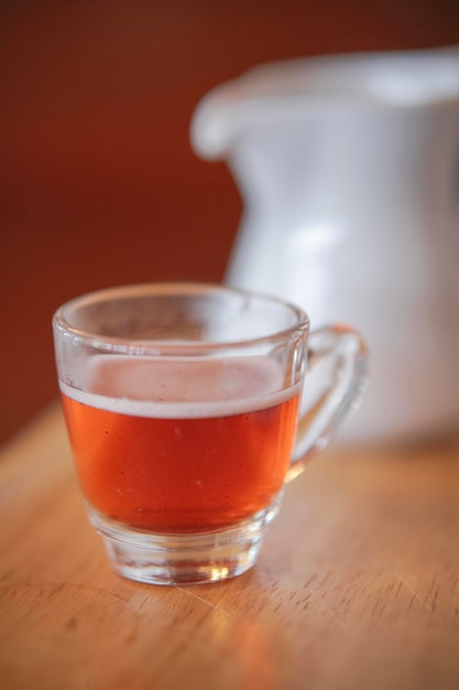 Foto primer plano de té en vaso en la mesa
