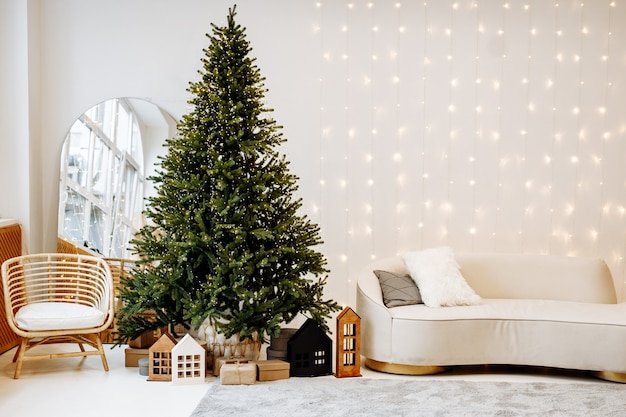 Quarto lindo com decoração festiva e árvore de Natal