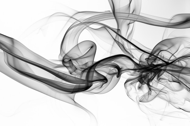 Foto resumen de humo negro sobre fondo blanco, diseño de fuego, movimiento de tóxicos