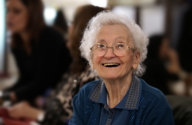 Foto retrato de una anciana sonriendo