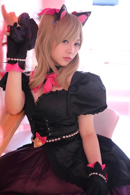 Foto retrato de uma bela jovem vestindo um traje em um evento de cosplay