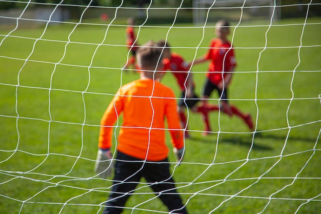Foto rojo jugando al fútbol en el césped
