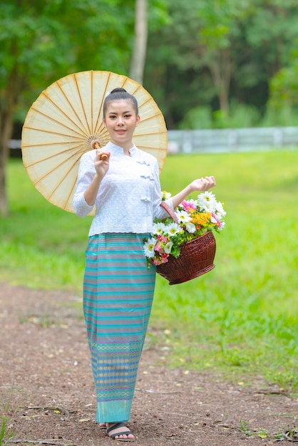 Schöne asiatische junge Frau in traditioneller Kleidung