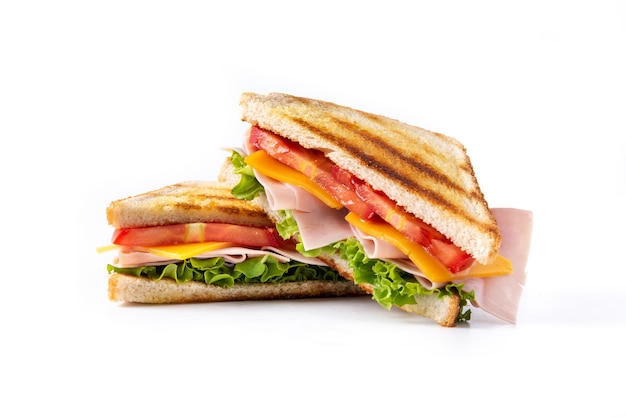 Foto sándwich de tomate, lechuga, jamón y queso aislado sobre fondo blanco.