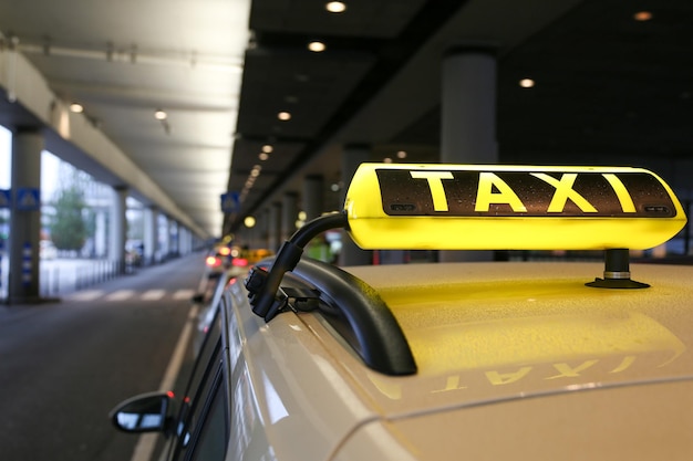 Foto sinal de táxi em táxi amarelo na alemanha