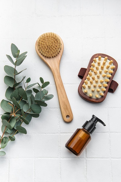 Spa-Behandlungskonzept natürliche Spa-Kosmetikprodukte mit Eukalyptusöl Massagebürste Eukalyptusblatt