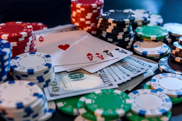 Foto stapel spielkarten mit bunten pokerchips