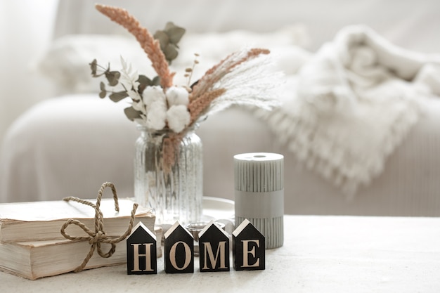 Foto gratuita una composición acogedora con detalles de la decoración interior y la palabra decorativa hogar.