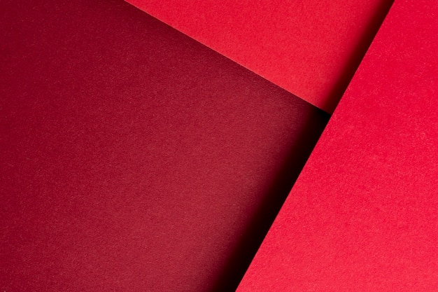 Foto gratuita composición de bodegón monocromático con papel rojo
