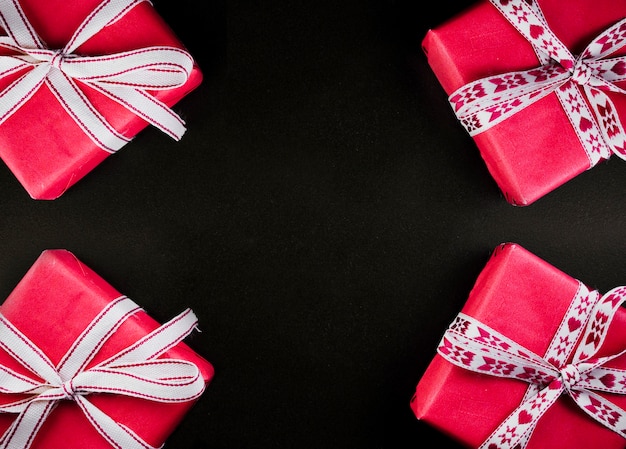 Foto gratuita composición de navidad de cajas de regalo rosa