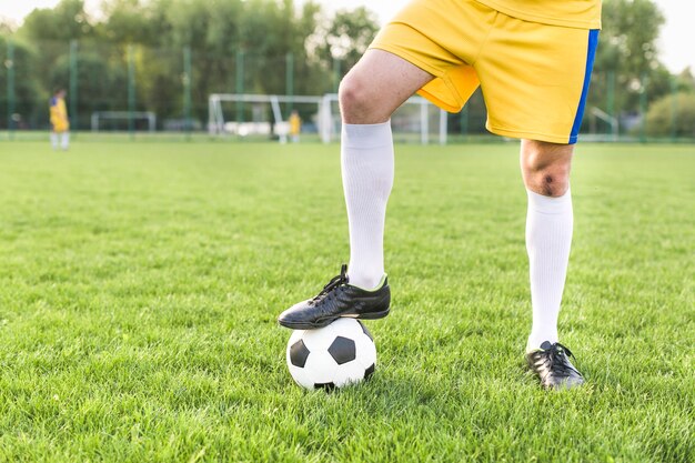 Concepto de fútbol de amateur con hombre posando con pelota