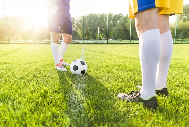 Foto gratuita concepto de fútbol de amateur con piernas de jugadores
