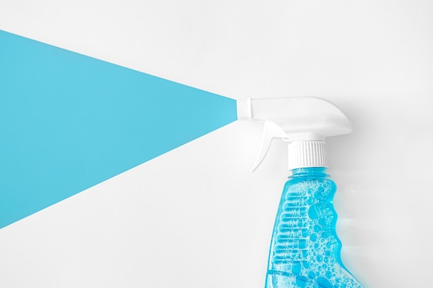 Foto gratuita concepto de limpieza con spray de limpieza de superficie y vidrio plano