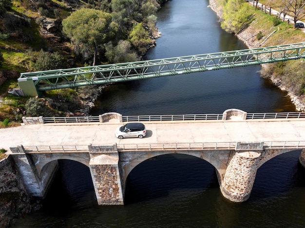Foto gratuita concepto de transporte con coche en puente.