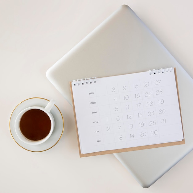 Foto gratuita calendario planificador de vista superior y taza de café